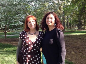 Antonia y Begoña en los jardines del Wafford College