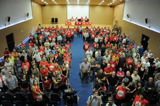 Asamblea de trabajadores de RTVV en el salón de actos de la facultad de Filosofía de Valencia. Las fotos han sido extraídas del blog Mil de 9