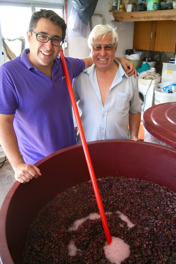Iván y Paco ante una de las cubas domésticas donde prueban la cosecha de este año.