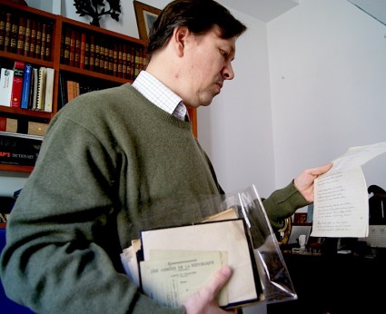 Alejandro Noguera con la poesía de su tío abuelo.