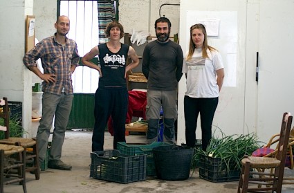 Francesco, Noemí, Víctor y Marta en el almacén donde preparan las cestas.