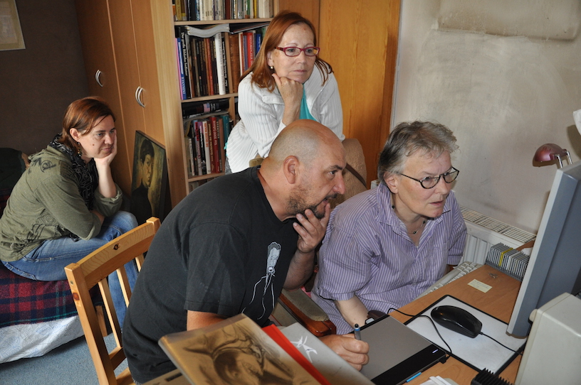 De izquierda a derecha, Bea, Antonia, Txemacántropus y Marta Hofmann. Txema da una lección rápida de diseño por ordenador a la manual Marta.