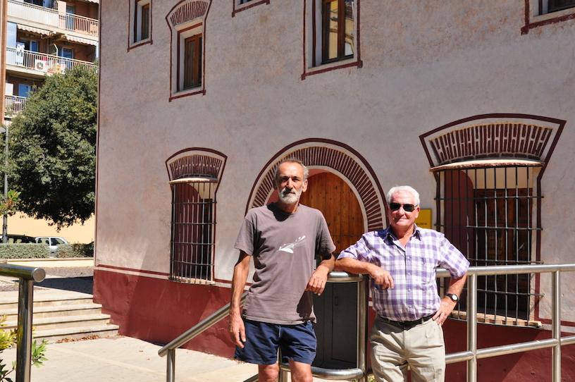 Paco, a la izquierda y Miguel a su lado, delante de la antigua Alqueria de Albors, donde nació Miguel.
