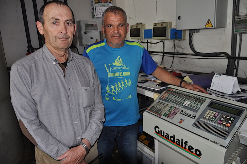 José Antonio y xx junto a la máquina que controla la distribución del agua, de los fertilizantes  sostenibles.
