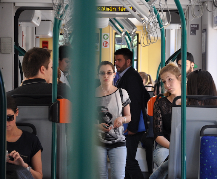 Ciudadanos húngaros en un tranvía de las afueras.
