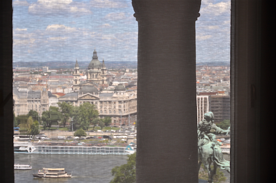 La ciudad de Pest vista desde la Galería Nacional, en el castillo de Buda, a través de un visillo.
