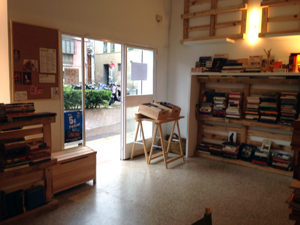 Un espacio funcional y acogedor (para libros y humanos) en la calle Moro Zeit de Valencia